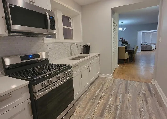 Beautiful Big 3 Bedroom Quiet Near Downtown *