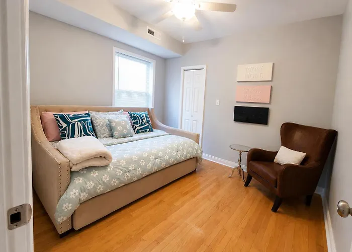 Beautiful Big 3 Bedroom Quiet Near Downtown * Chicago