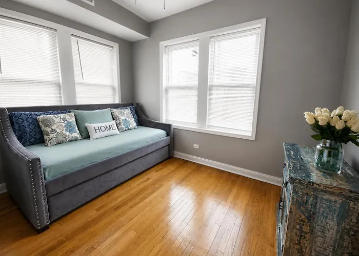 Beautiful Big 3 Bedroom Quiet Near Downtown Apartment