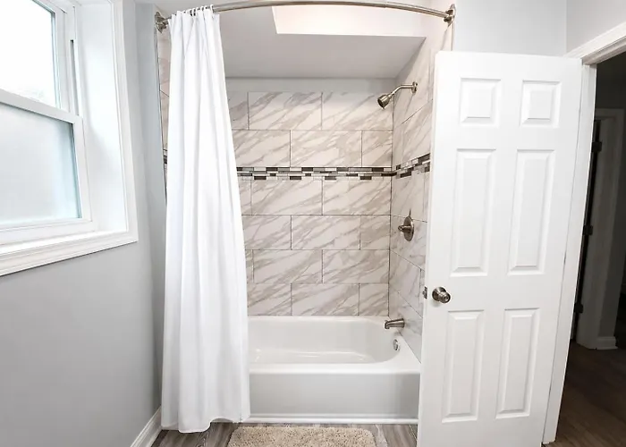 Beautiful Big 3 Bedroom Quiet Near Downtown *